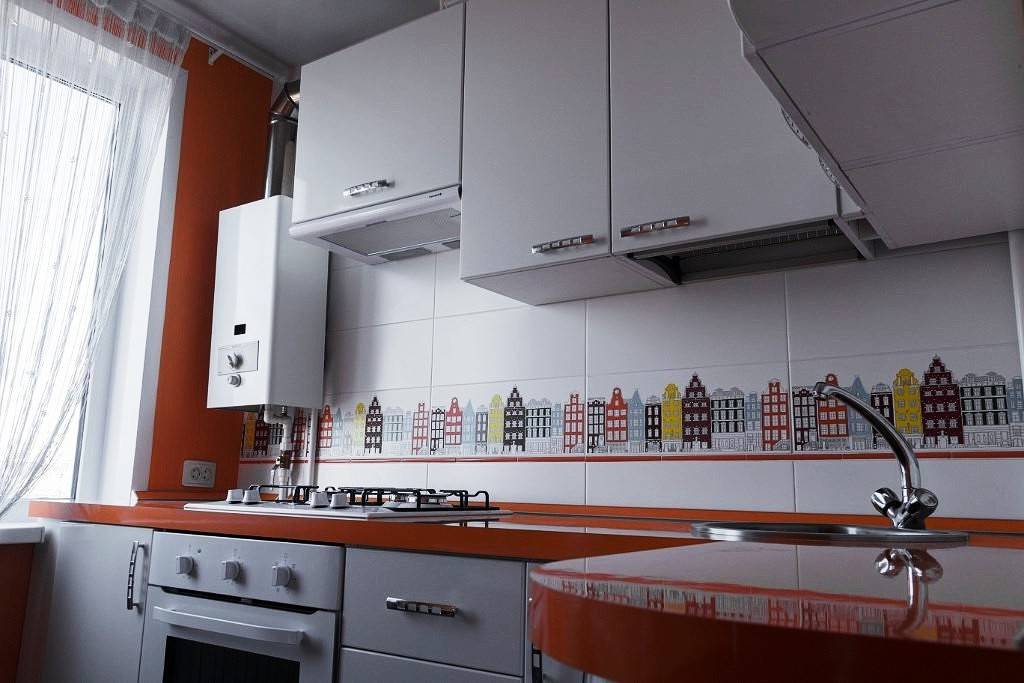 Дизайн кухни в хрущевке: 52 фото-идеи по оформлению кухни с холодильником и колонкой