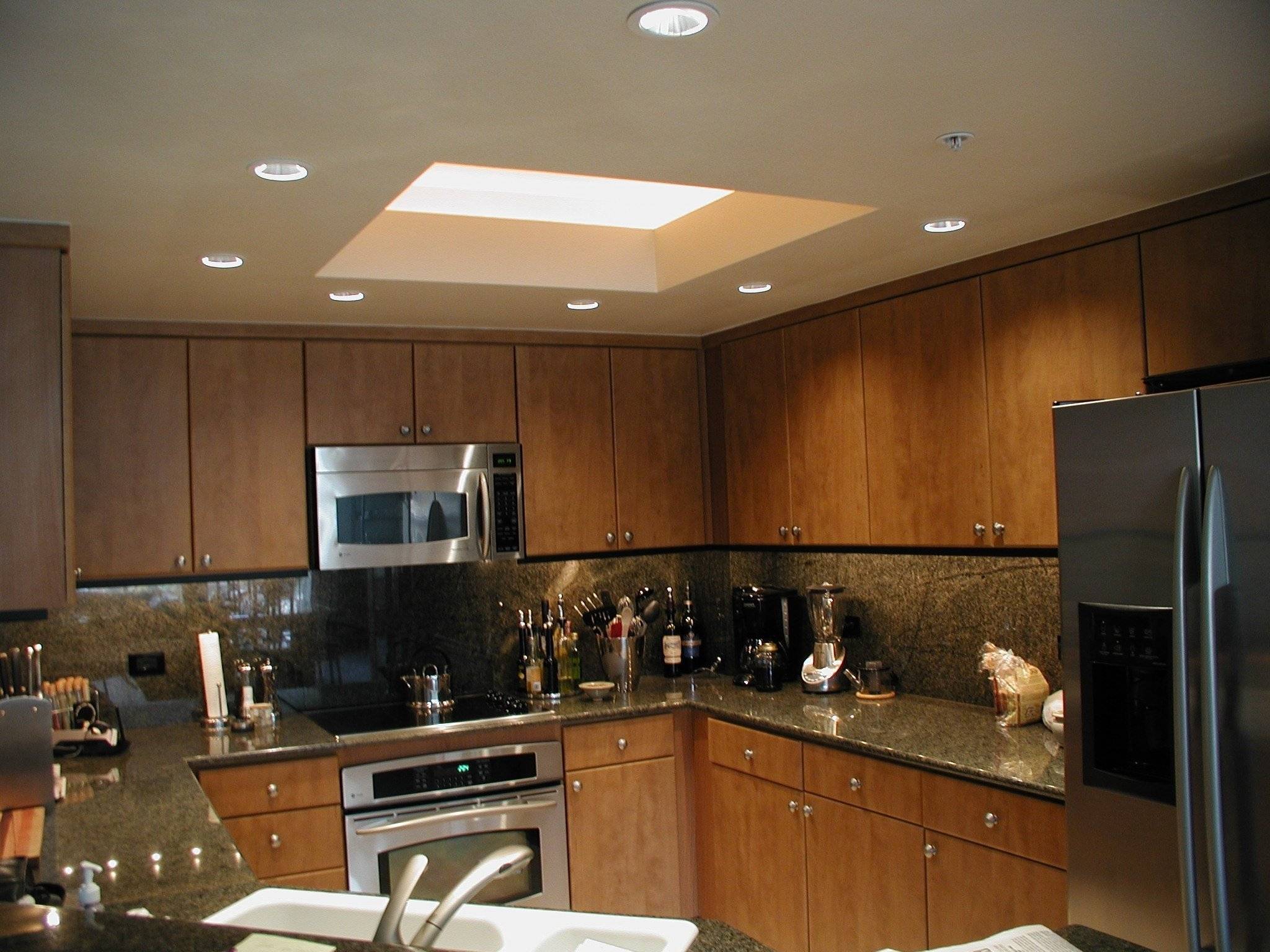 Освещение на кухне с натяжным потолком: расположение светильников и выбор люстры