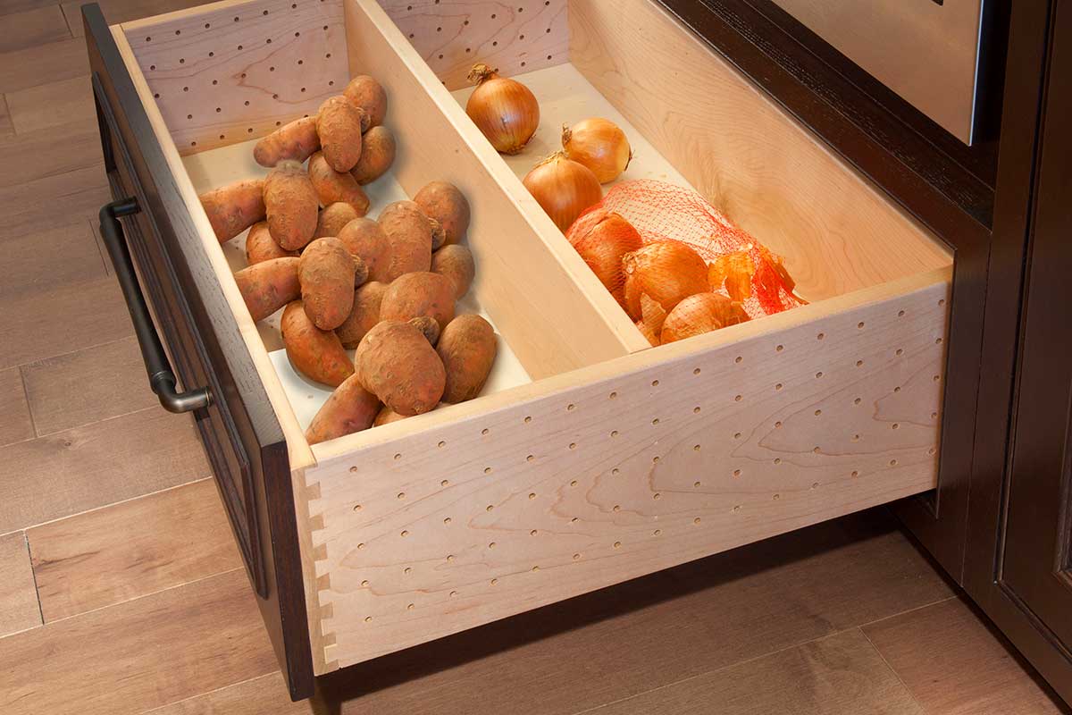 Хранение овощей доме. Выдвижные ящики для овощей. Выдвижной ящик для хранения овощей. Выдвижной ящик для картошки. Ящик под овощи на кухню.