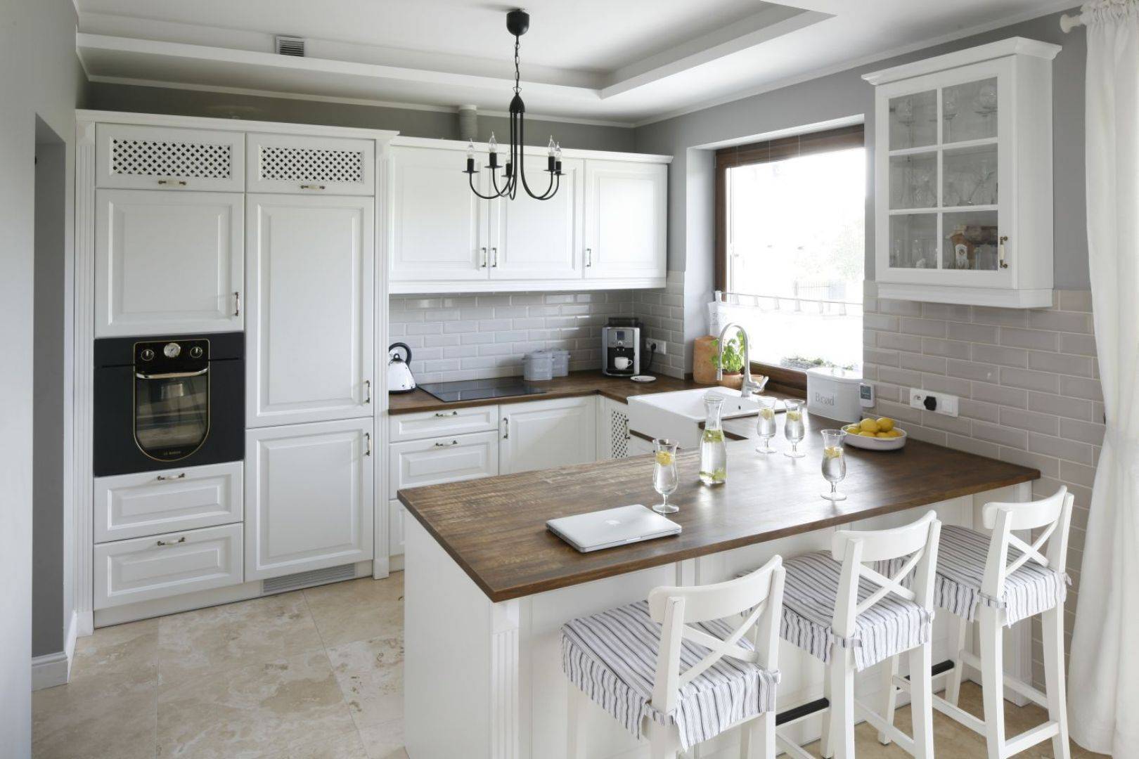 Современная белая кухня с деревянной столешницей: 50 лучших фото