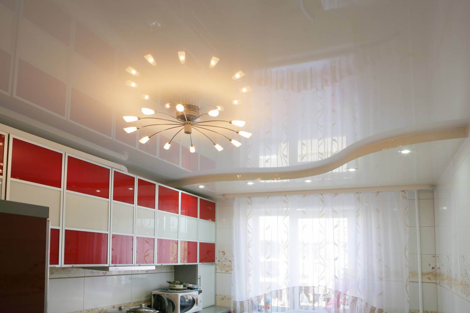 Натяжной потолок на кухне - 90 фото и видео примеры красивого дизайна потолочных конструкций