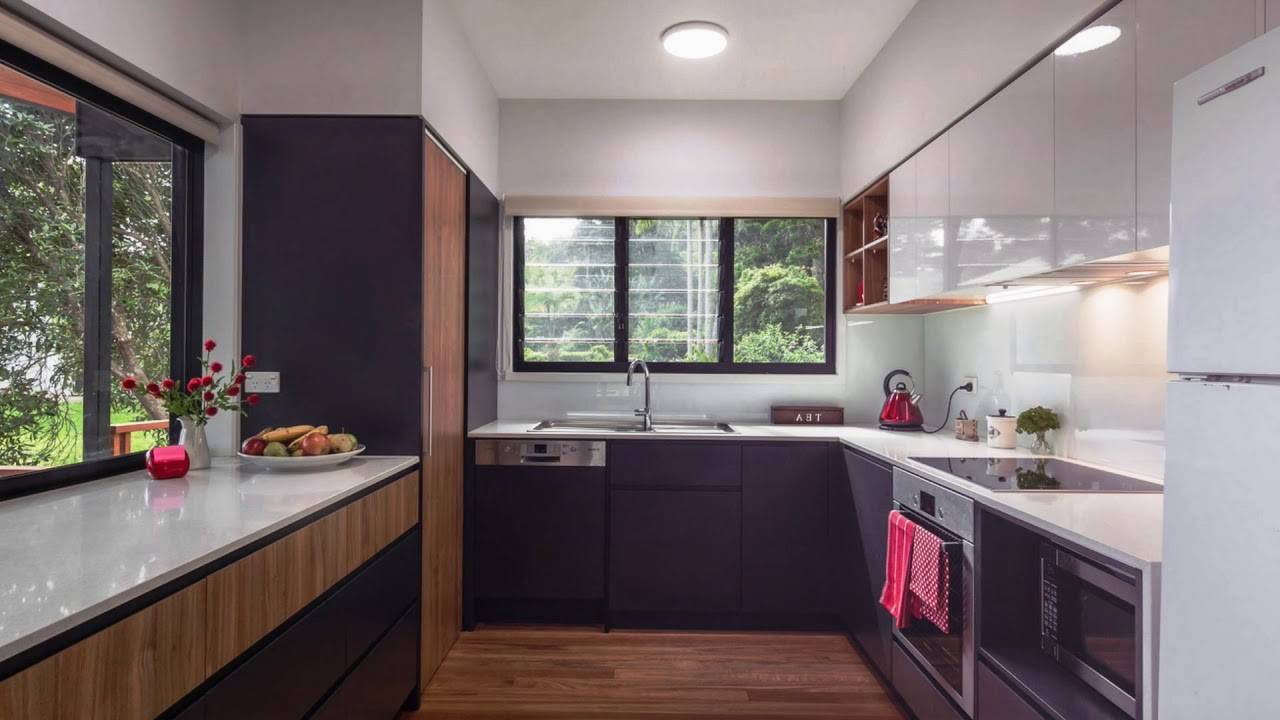 Дизайн кухни с двумя окнами для частного дома