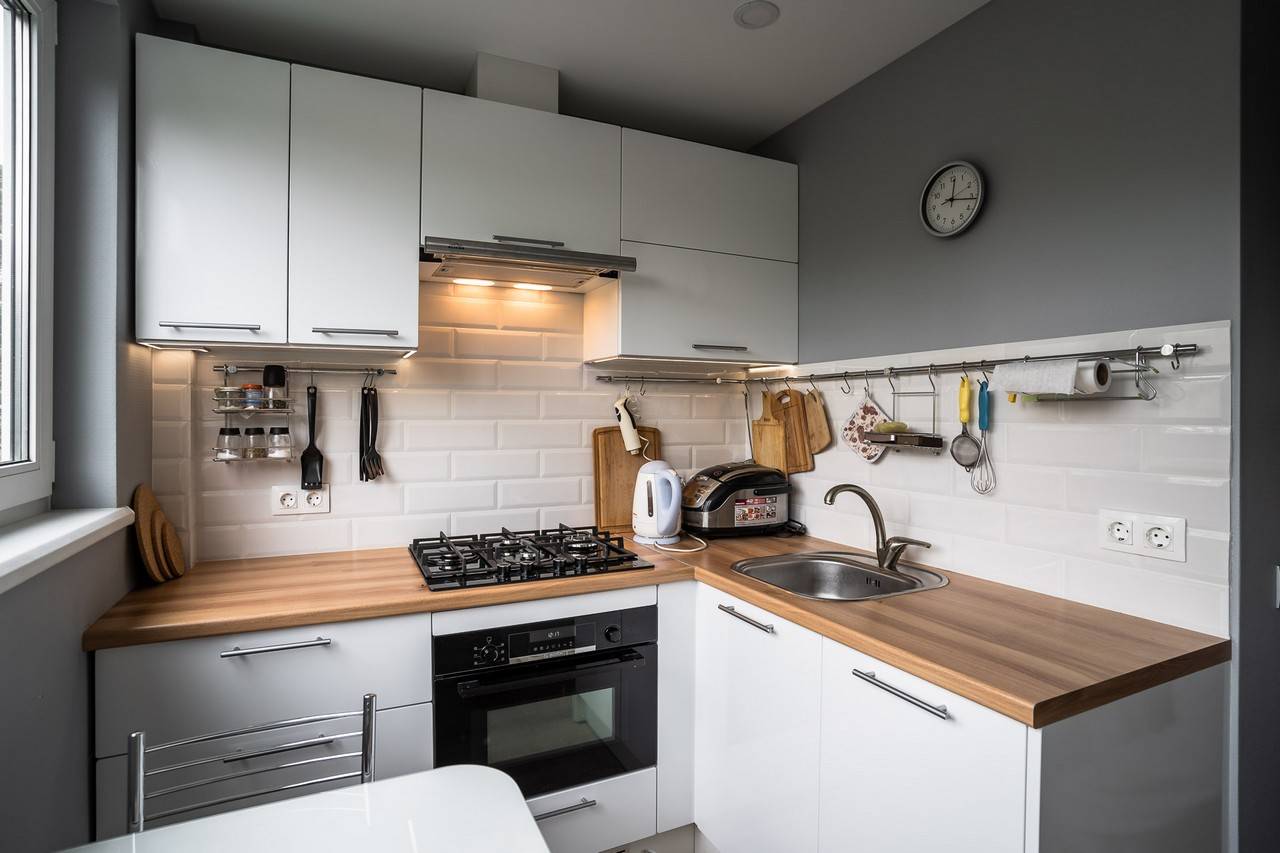 Белая кухня с деревянной столешницей — как ее оформить?