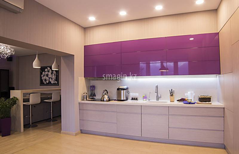 Фиолетово-бежевая глянцевая кухня в Москве (6 фото)
