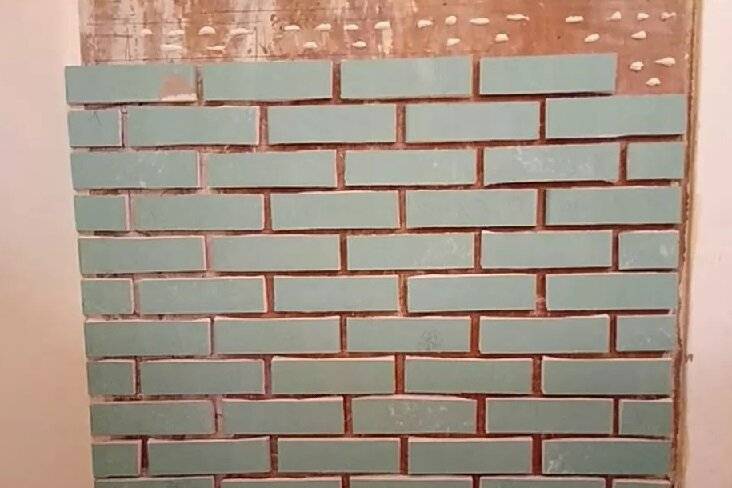 Декоративный кирпич из гипсокартона своими руками: видео уроки по имитации, как сделать и приклеить кирпичики, затирка кладки, чем покрасить стену