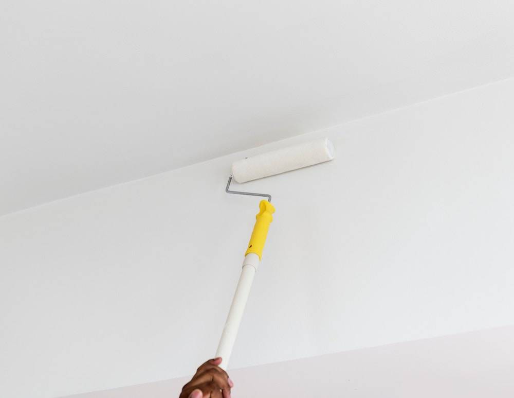 Грунтовка потолка: нужно ли грунтовать потолок перед покраской