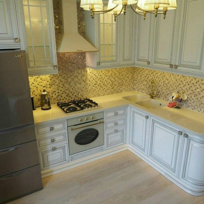 Дизайн белой с патиной кухни 10 кв. м в классическом стиле (10 фото)