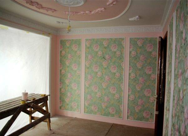 Декоративные молдинги для обоев на стены в интерьере гостиной и спальни: отделка и поклейка