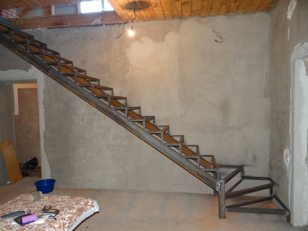 Металлическая лестница на второй этаж в частном доме своими руками из профиля фото