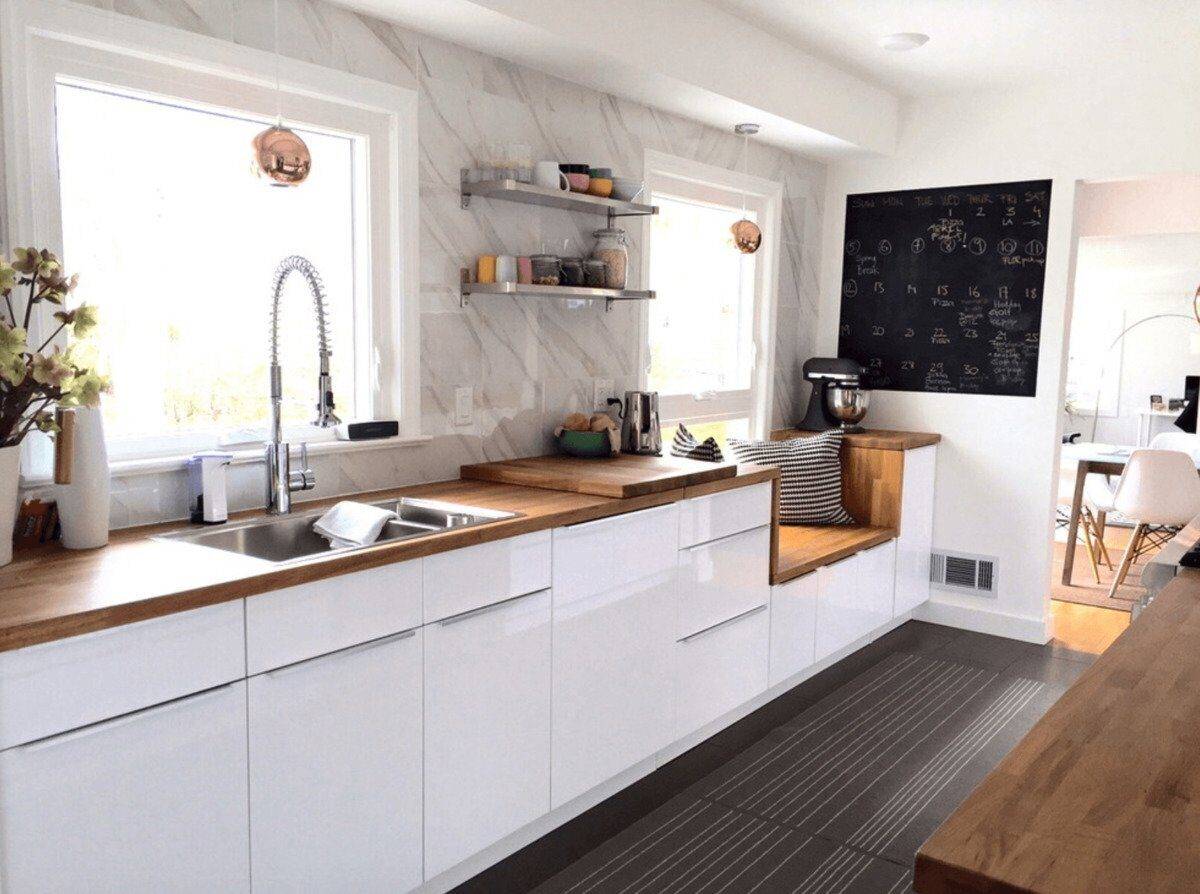 Белая кухня с деревянной столешницей – удачное сочетание