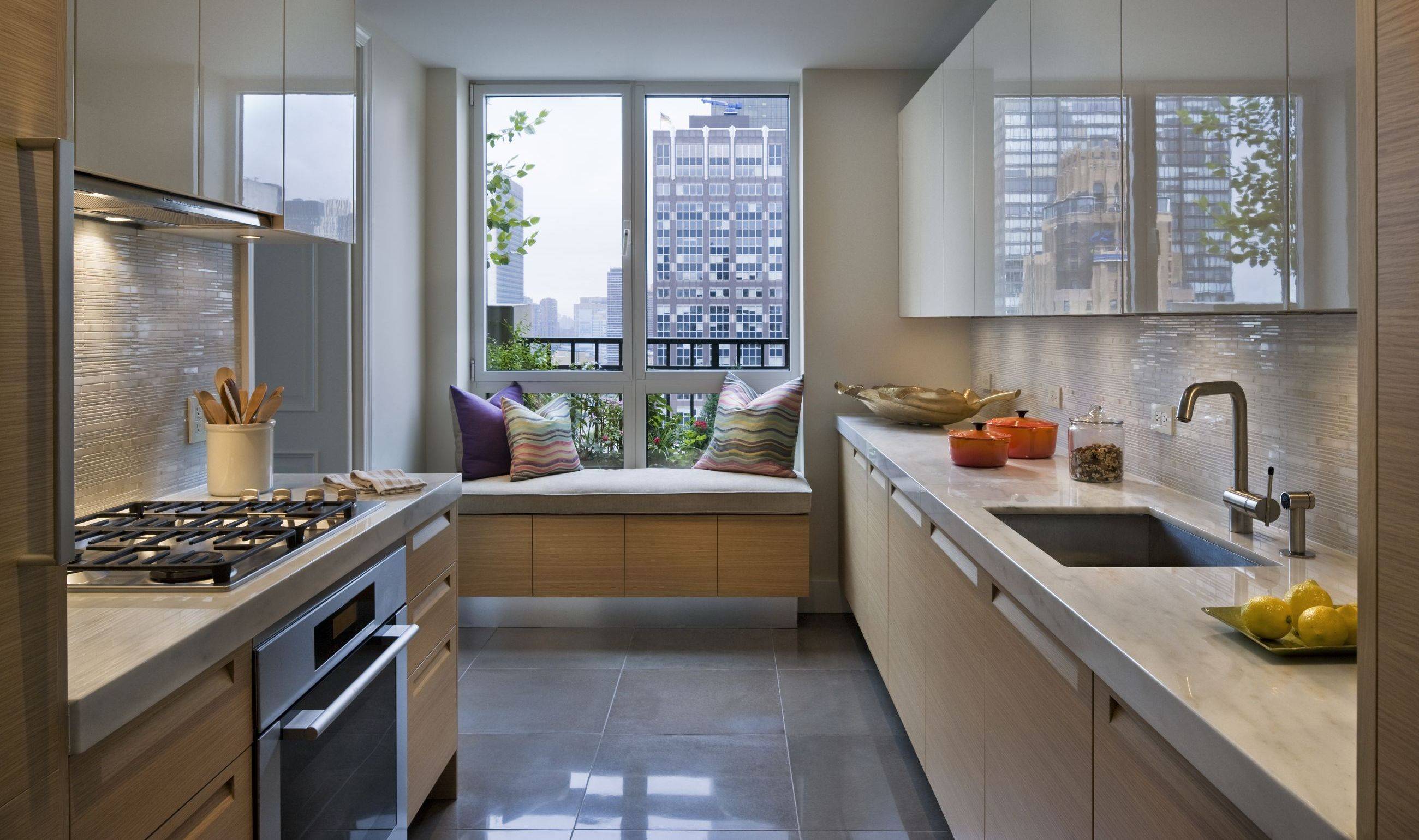 Кухня с окном: 110 фото размещения и использования в интерьере кухни окна