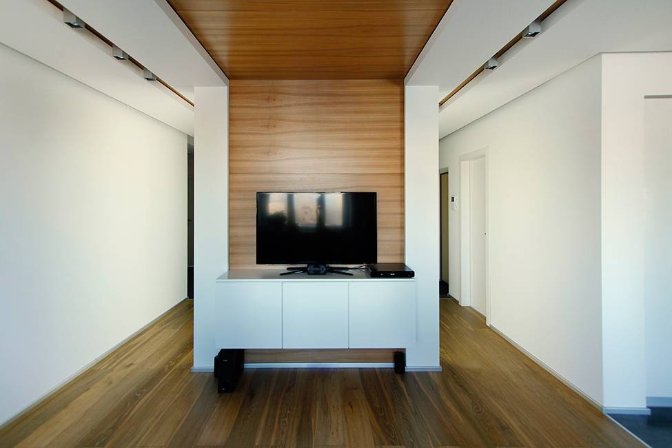 Интерьер гостиной в современном стиле, вариант дизайна экономкласса, в том числе для площади 18 кв м + фото