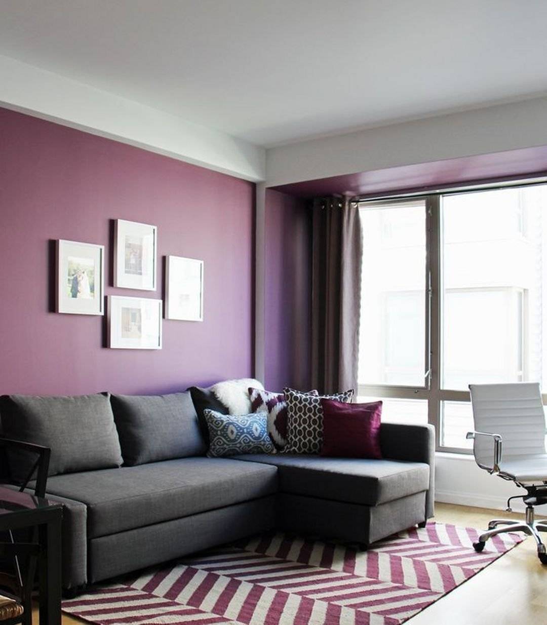 Сиреневая спальня - фото в современном стиле с белыми, серыми, бежевыми, розовыми шторами и обоями