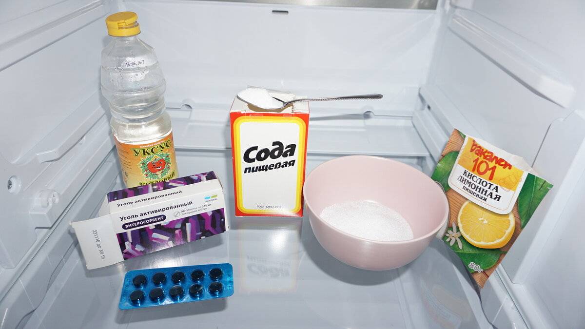 5 способов как быстро убрать запах из холодильника