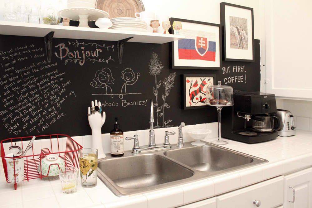 Чёрно-белая кухня: варианты дизайнов кухонного помещения с применением ярких акцентов