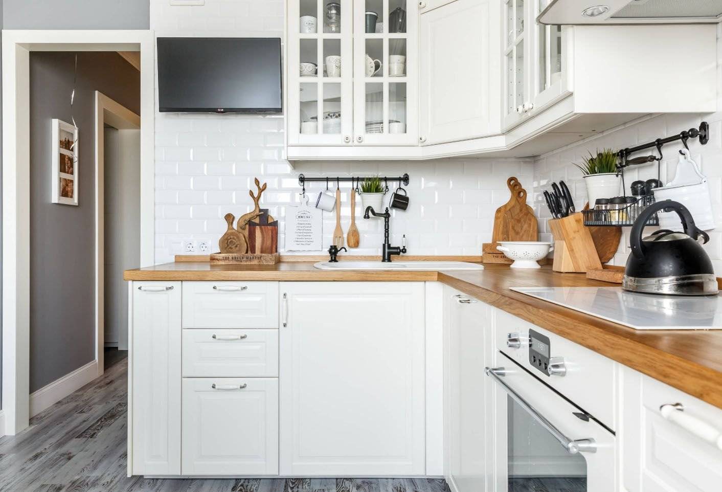 Интерьер белой кухни с деревянной столешницей: 60 вдохновляющих фото и идей