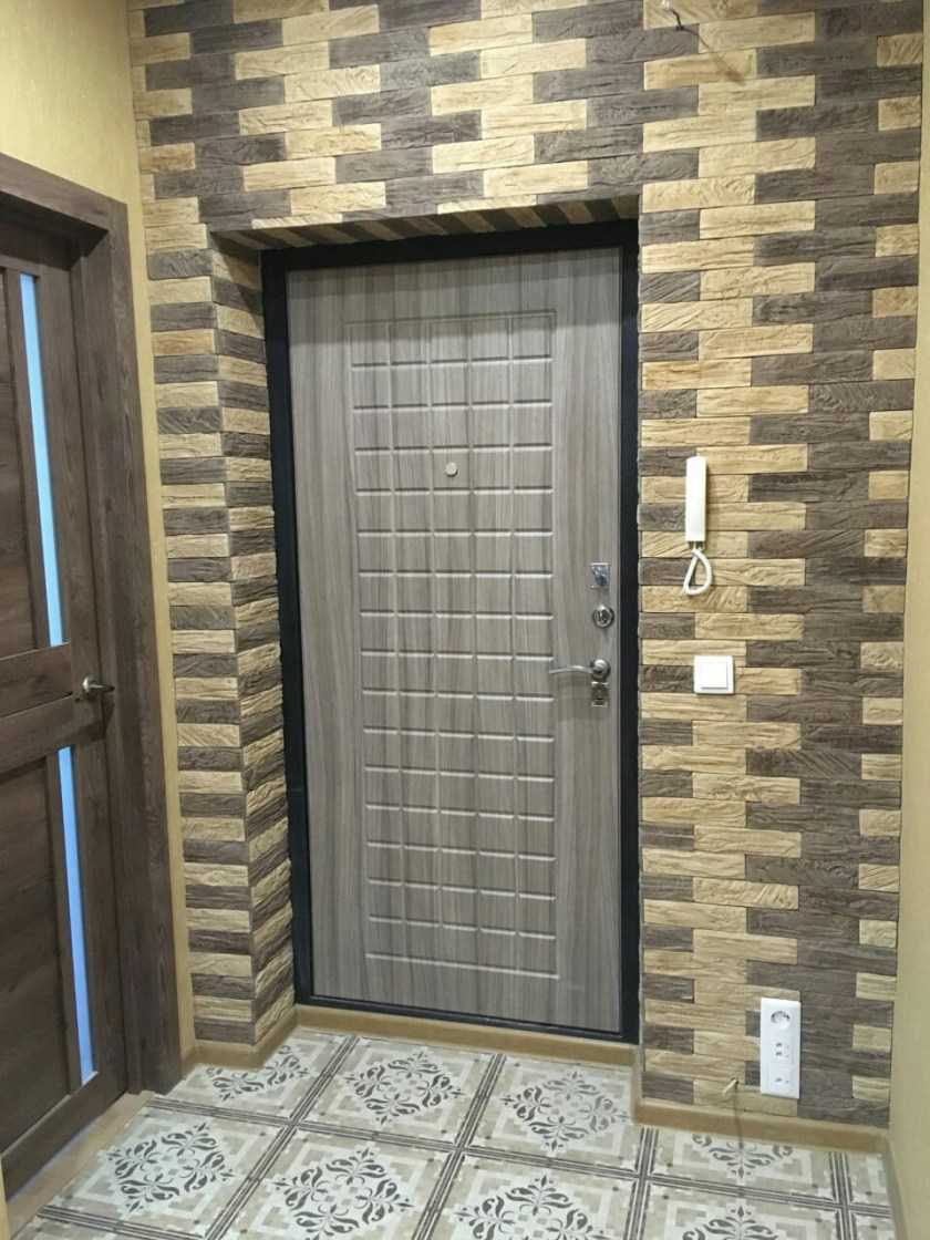 Отделка входной двери декоративным камнем в прихожей в квартире фото
