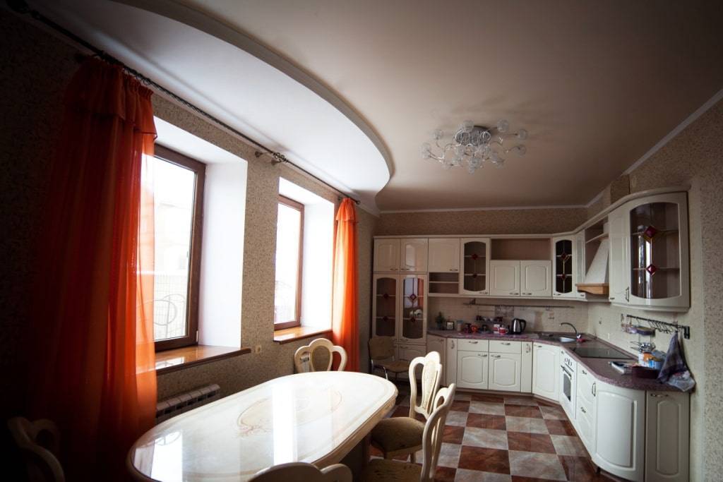 Натяжной потолок на кухне в частном доме дизайн фото