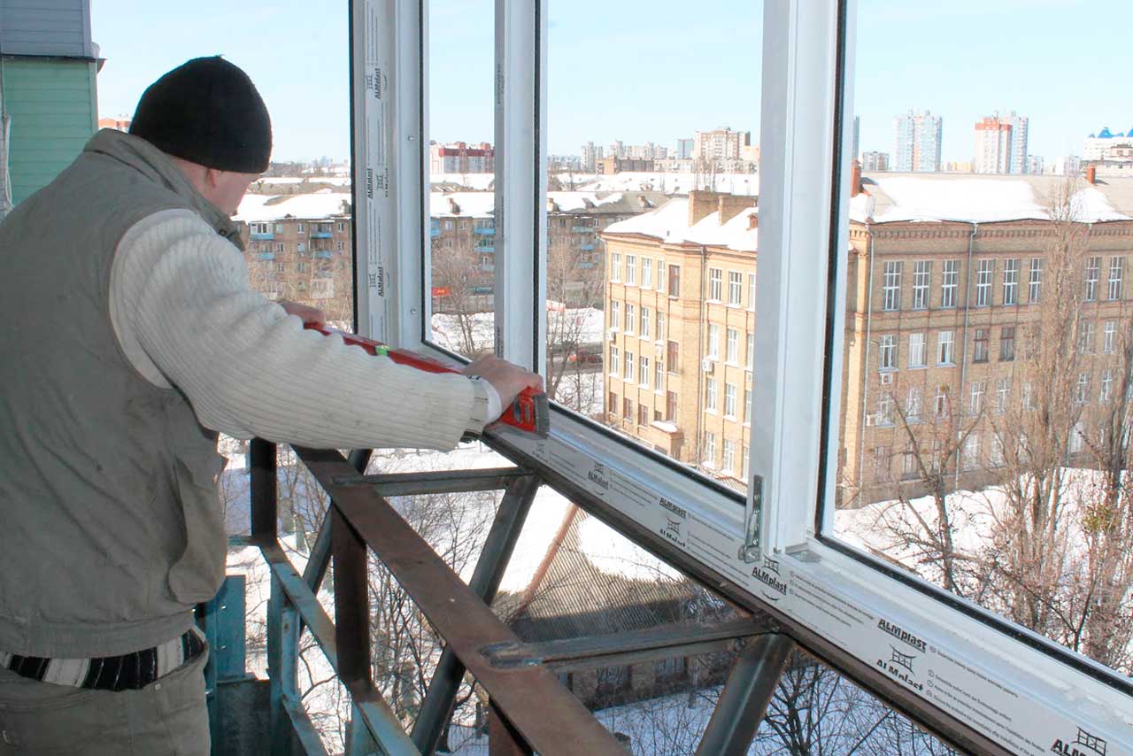 Как застеклить балкон своими руками: 6 вариантов остекления