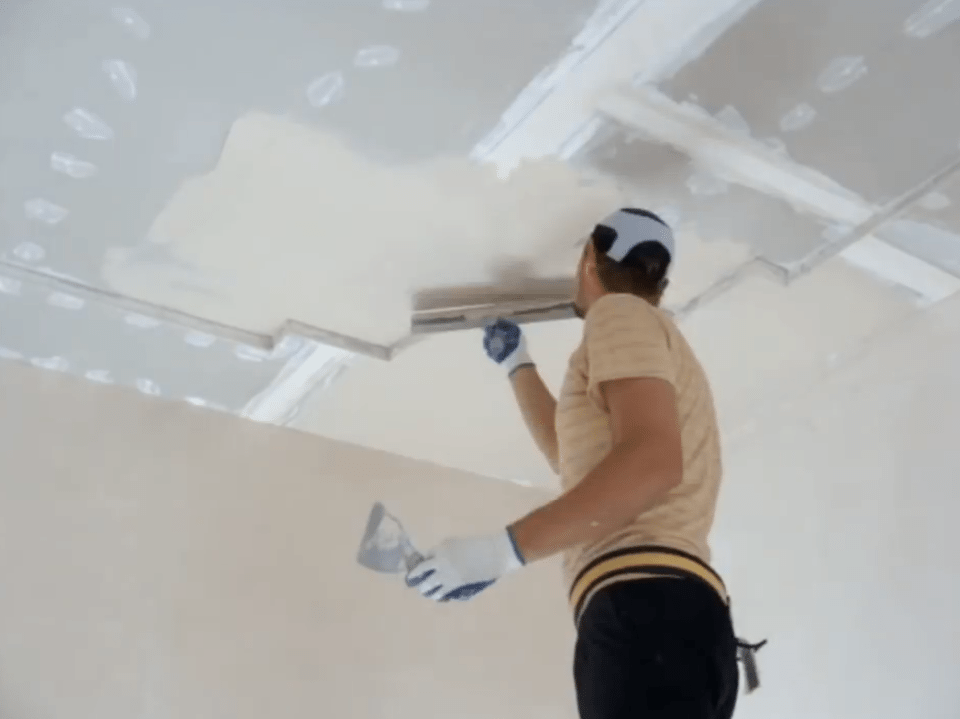 Шпаклевка потолка под покраску и как правильно шпаклевать своими руками