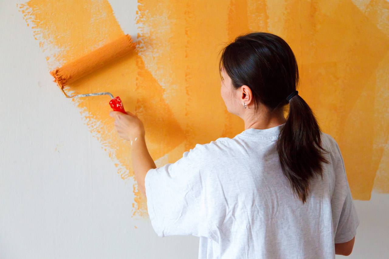 Как самостоятельно покрасить стены и потолок