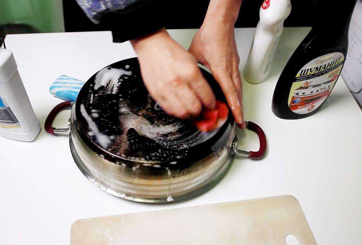 Чистим сковороду с антипригарным покрытием внутри и снаружи