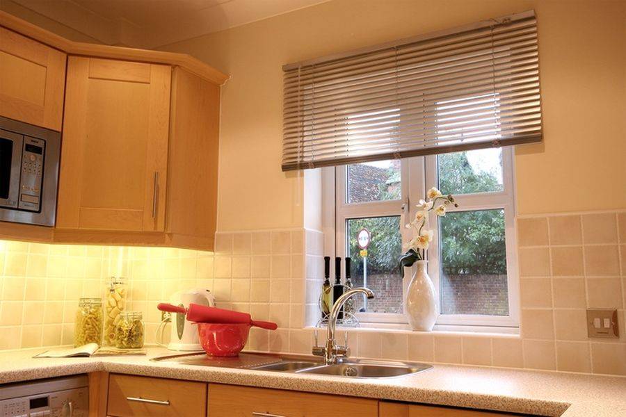Жалюзи на кухню: как выбрать и какие лучше крепить на кухонные окна?