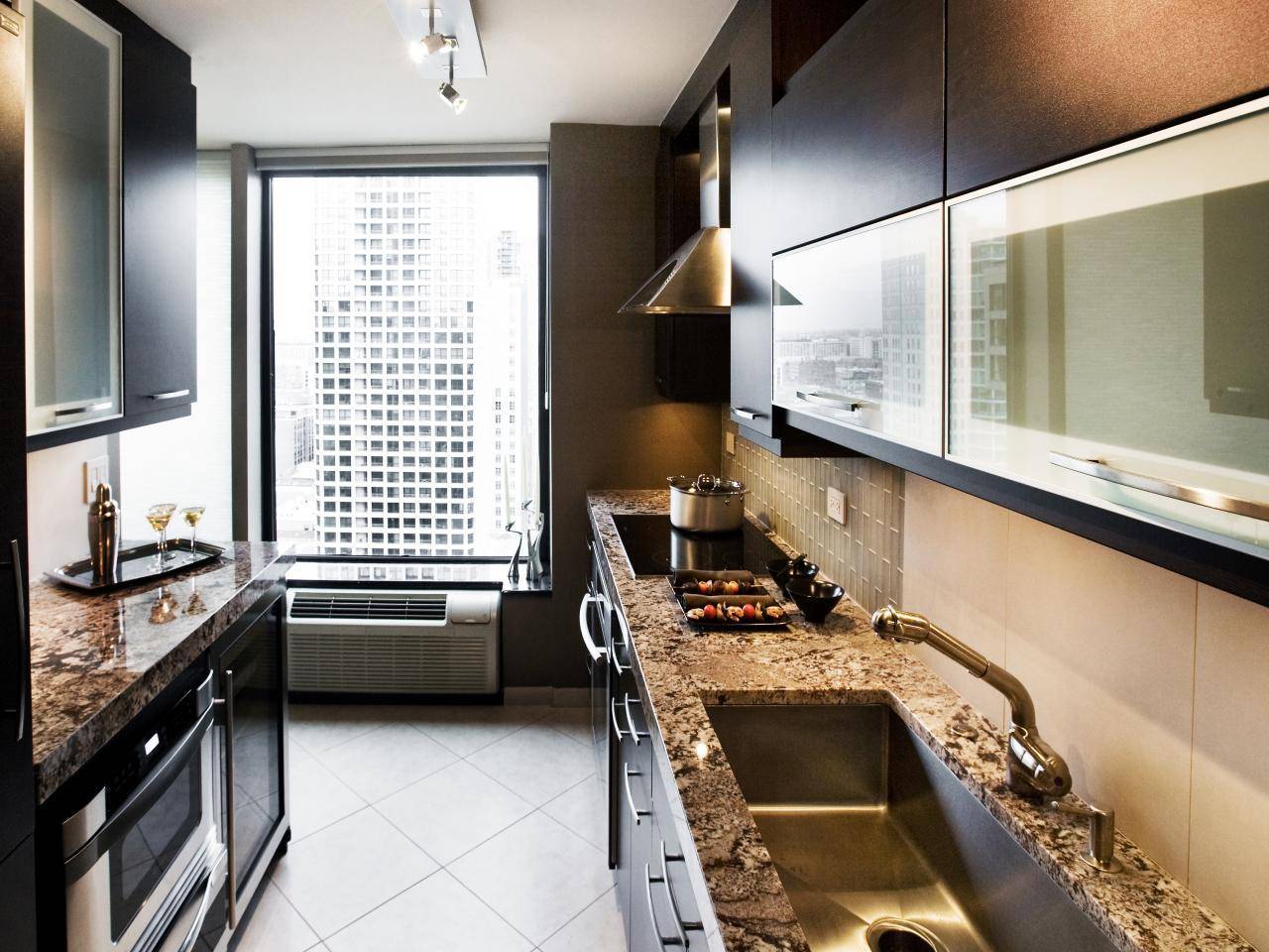 Дизайн узкой кухни: 88 фото лучших идей сочетания в интерьере кухни