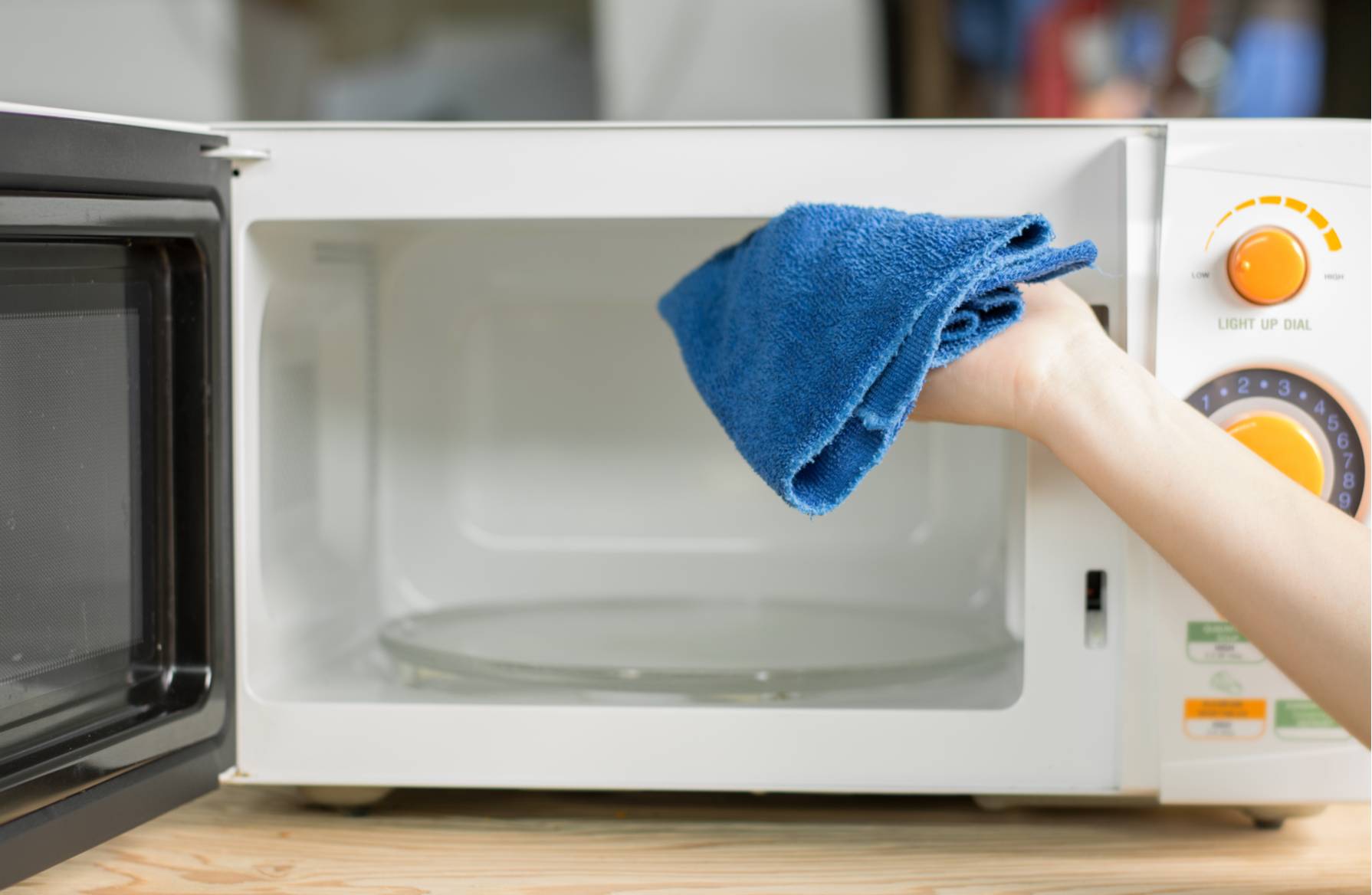 Как очистить микроволновку от жира внутри в домашних условиях за 5 минут