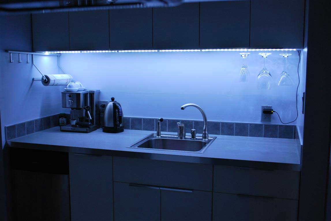 Выбор и установка подсветки под шкафы для кухни