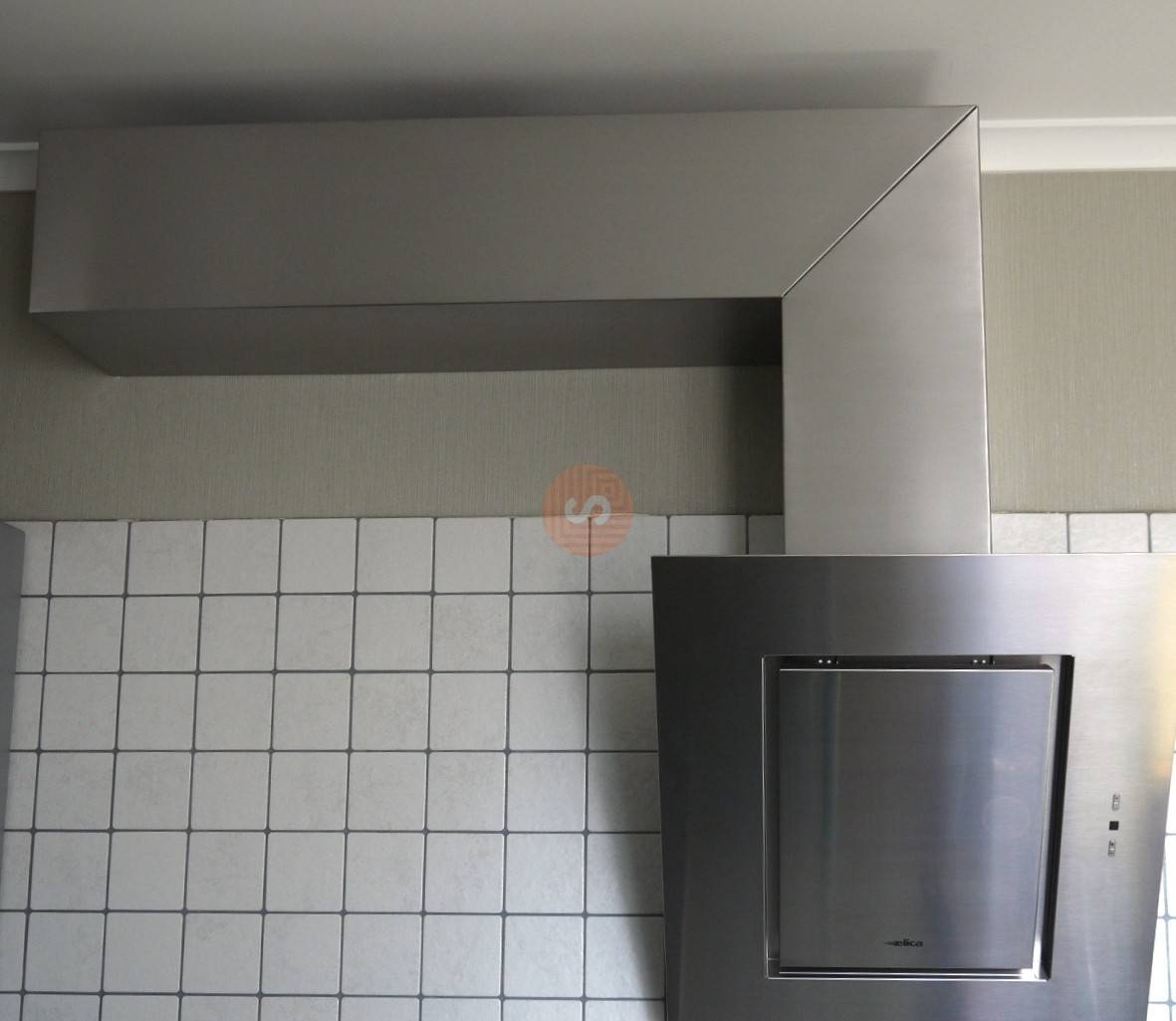Как спрятать вентиляционную трубу (гофру) от вытяжки на кухне под натяжной потолок или гипсокартон