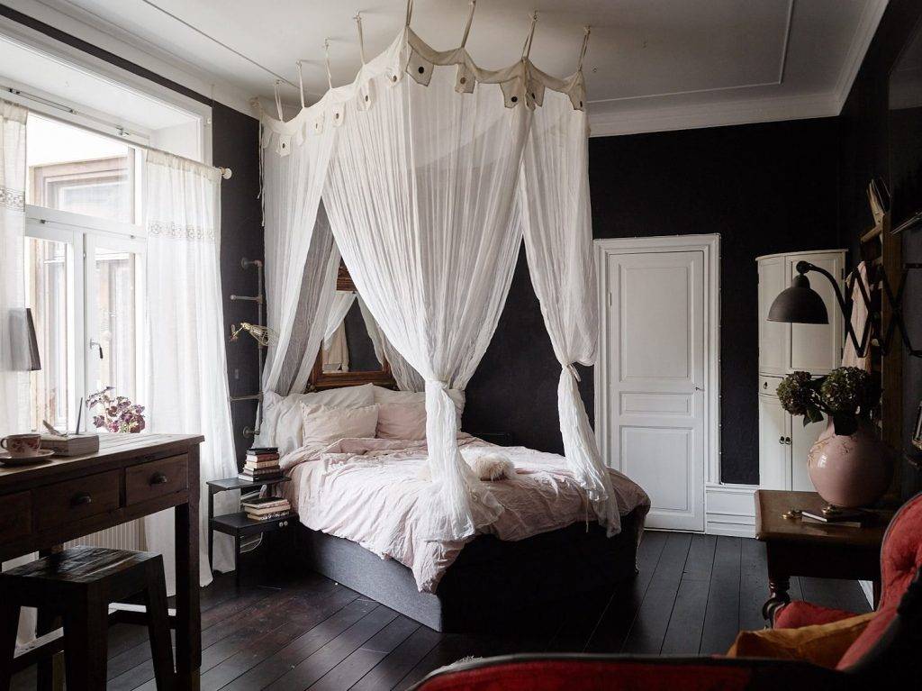 Кровать с балдахином, навесом, шатром: как сделать на взрослую двухъярусную кровать
 - 31 фото