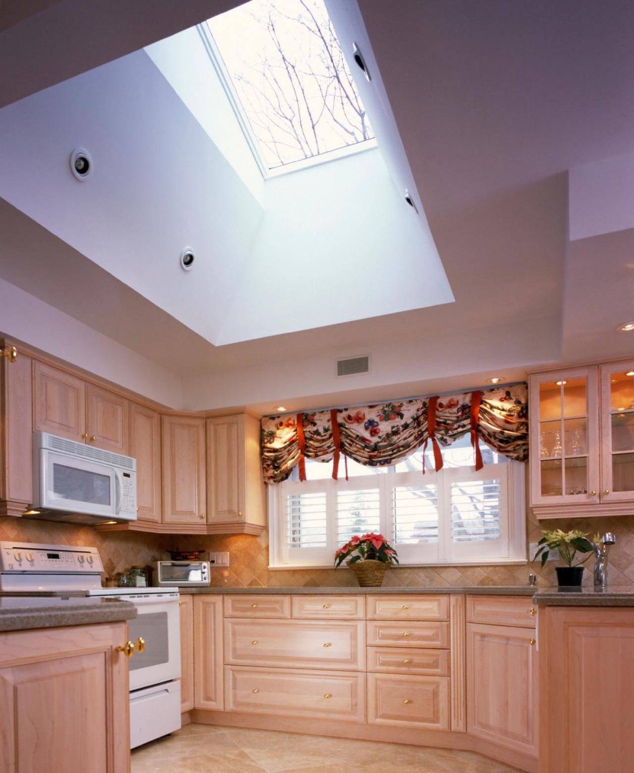 Дизайн натяжного потолка на кухне - 89 фото