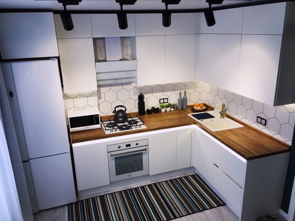 Белая глянцевая кухня 10 кв м с деревянной столешницей и диваном » дизайн кухни (800+ реальных фото) от 5 до 20 кв м — лучшие идеи интерьеров