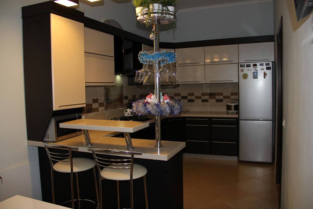 Маленькая кухня с барной стойкой: 60 фото небольших кухонных интерьеров