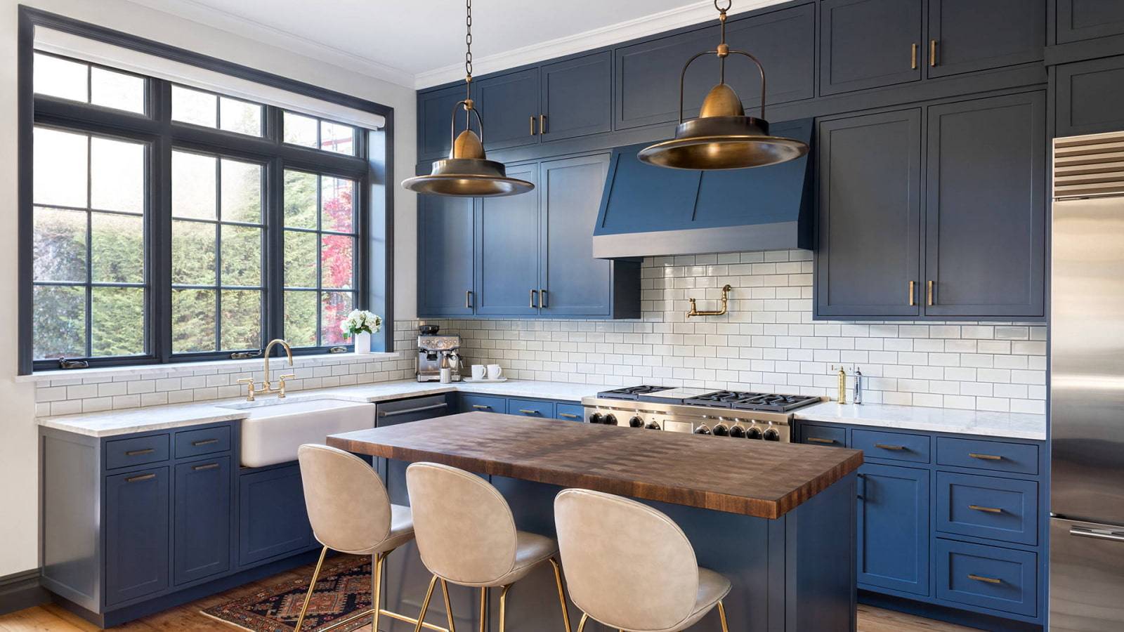 Стильная кухня синего цвета - 72 фото примера