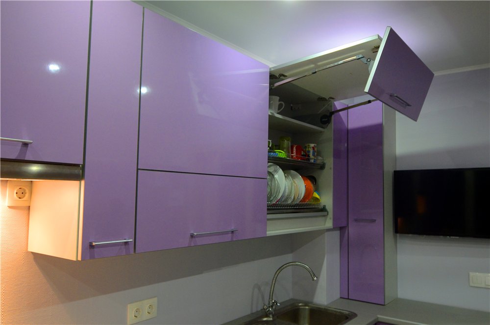 Дизайн подвесной сиреневой кухни 10 кв.м