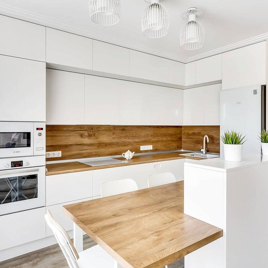 Дизайн белой кухни 18 кв. м со столешницей и фартуком под дерево