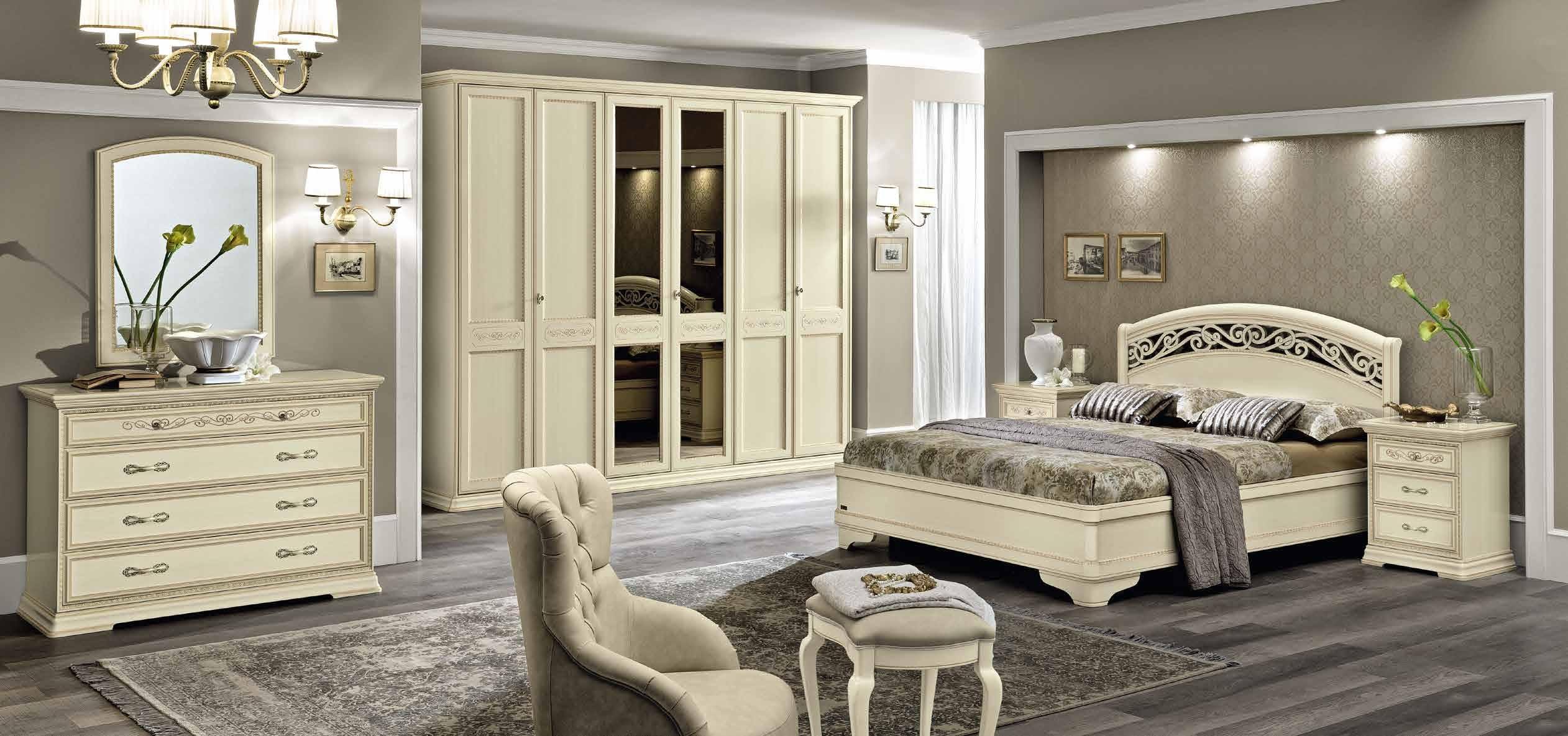 Спальня в классическом стиле в светлых тонах с коричневой мебелью: дизайн интерьера – 30 фото