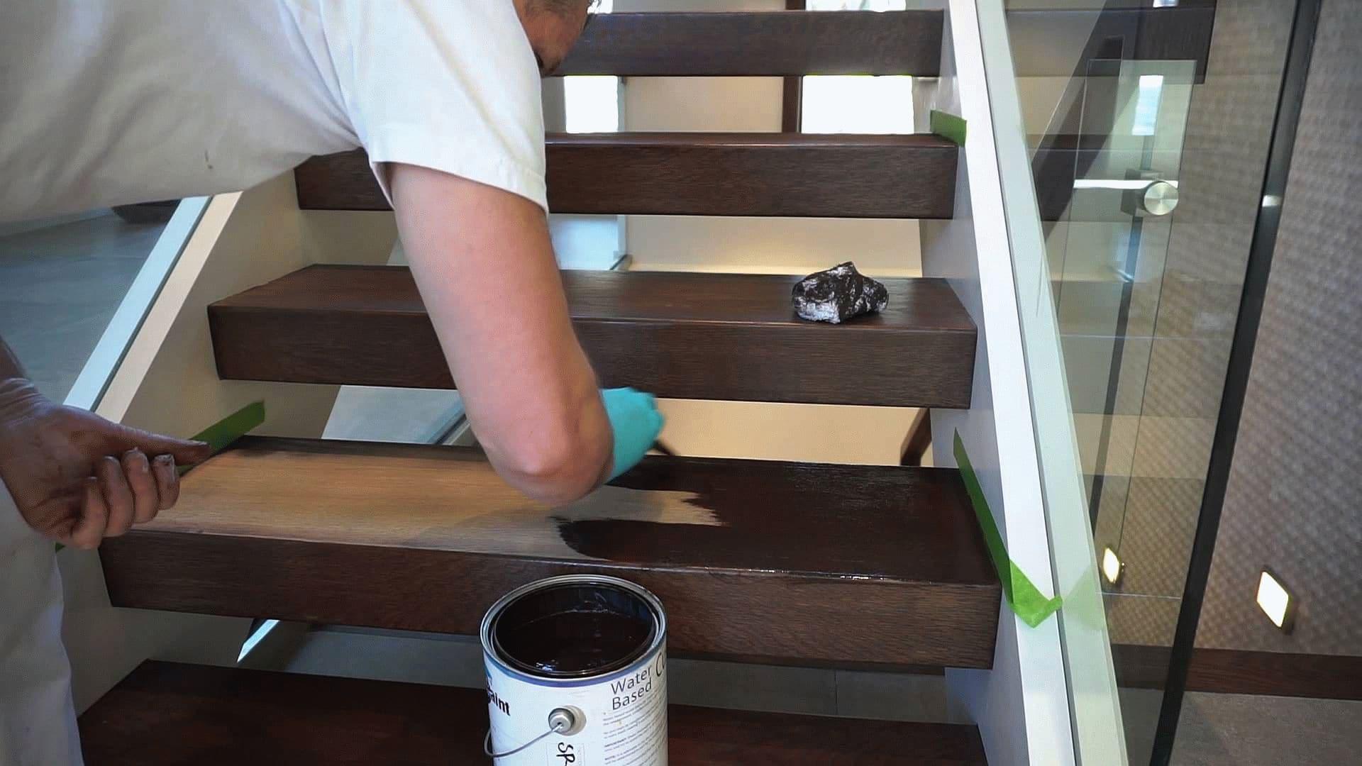 Чем и как правильно покрасить лестницу из сосны в доме + видео