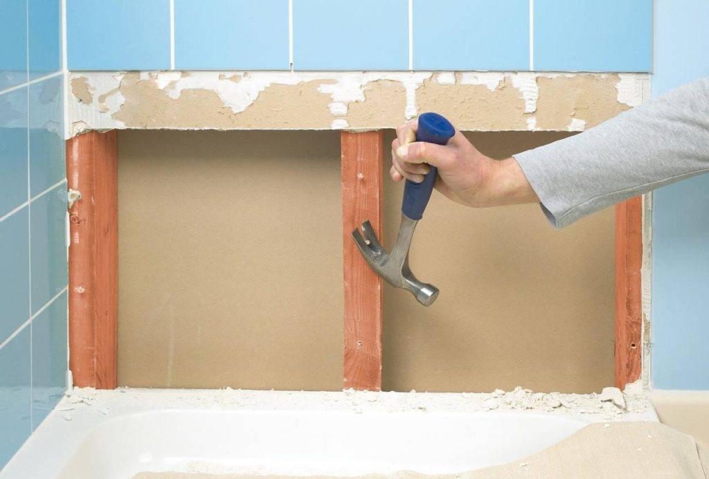 Как снять старую плитку со стен ванной и кухни: пошаговое руководство