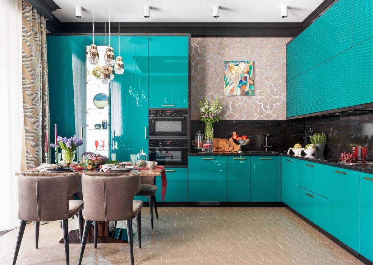 кухонный гарнитур бирюзового цвета в интерьере