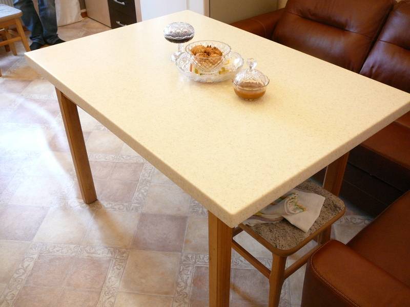 Стол с каменной столешницей: обеденной стол с искусственного камня