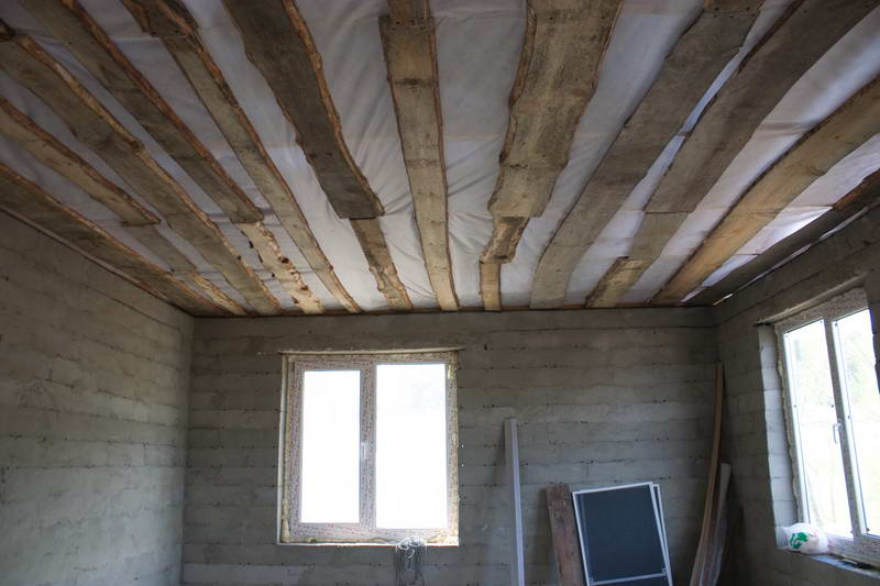 Чем лучше подшить потолок в частном доме, советы специалистов по выбору подходящих материалов