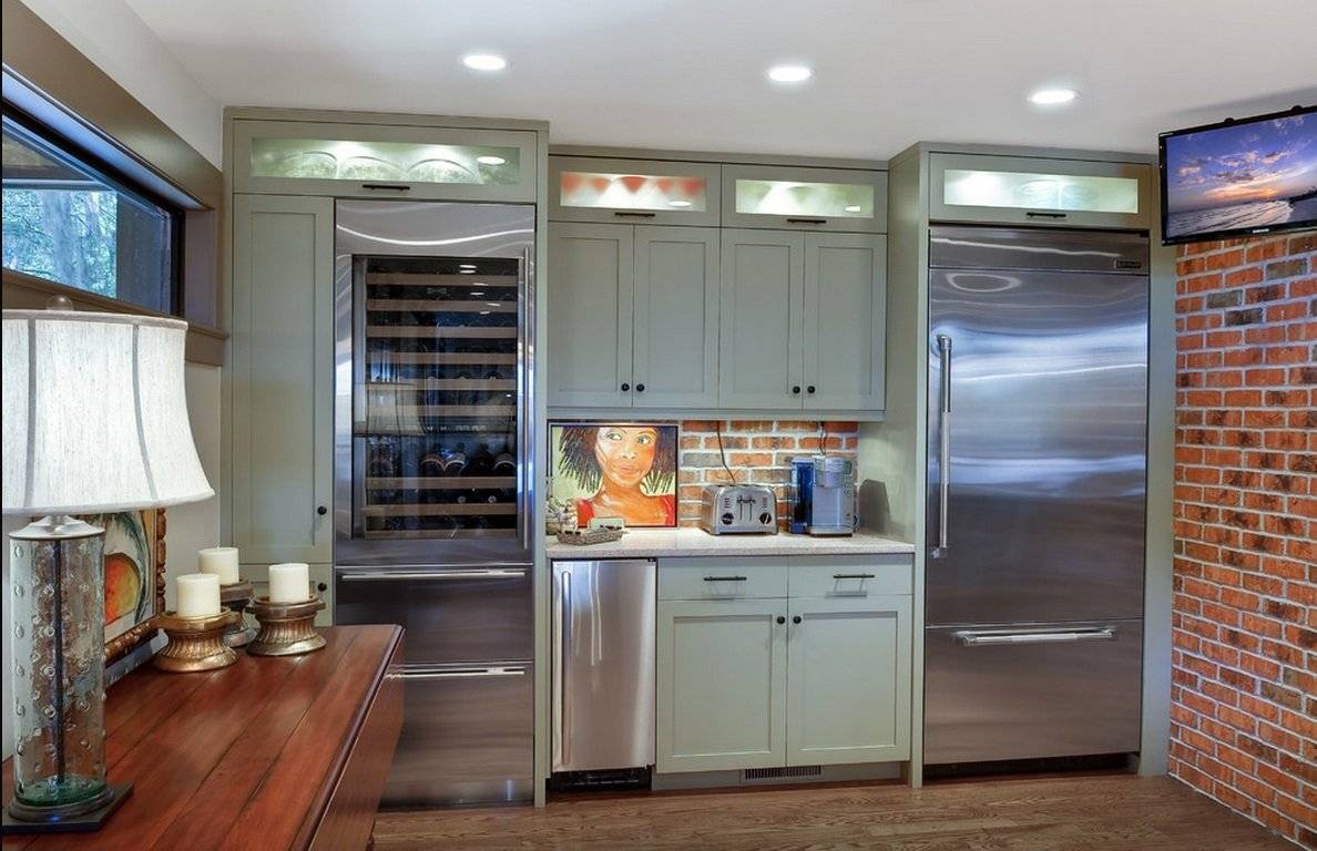 Холодильник закрывает часть окна на кухне дизайн фото