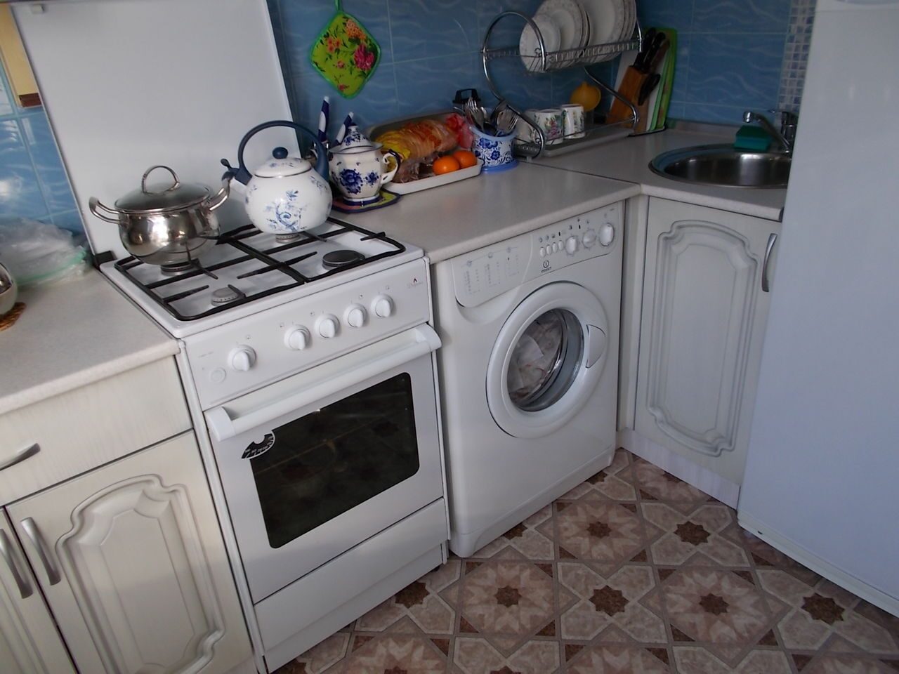 Кухня в хрущевку угловая со стиральной машиной и плитой