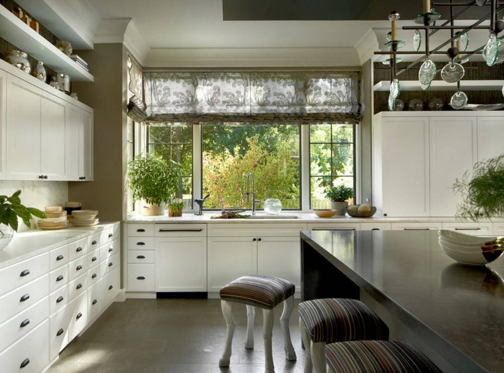 Дизайн кухни с двумя окнами для частного дома