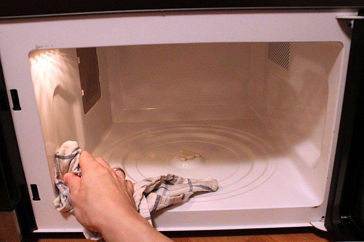 Как почистить микроволновку внути и снаружи в домашних условиях