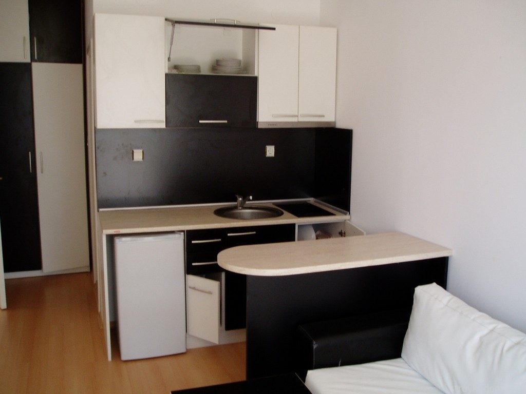 Маленькая угловая кухня с пеналом в квартире-студии 31 кв м