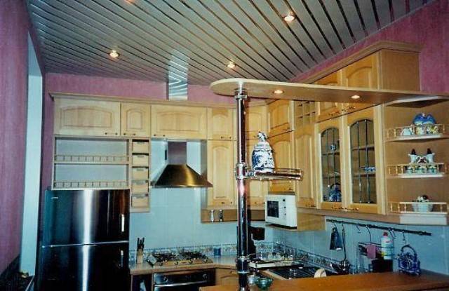 Чем отделать потолок в кухне